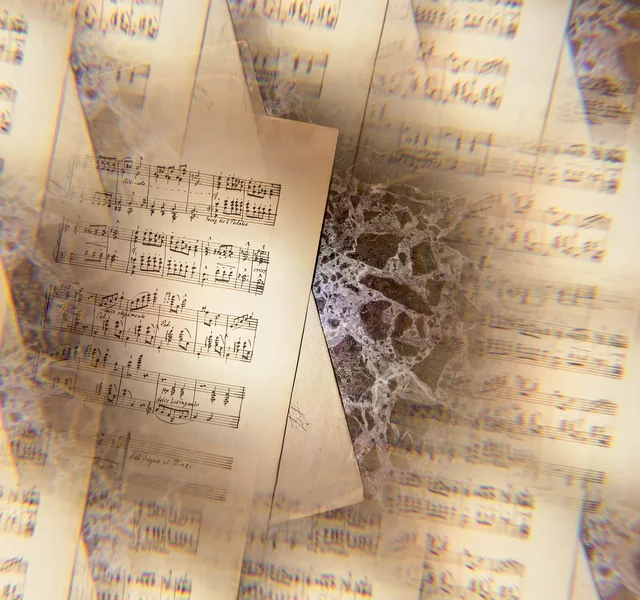 Ein Foto von Notenblättern.